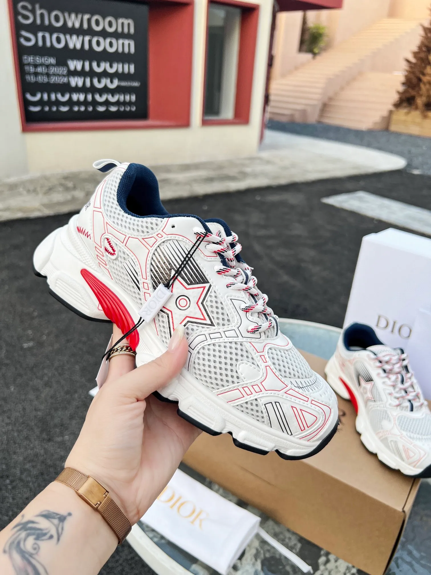 👟👟Ex-factory price 600👟👟 High version couple model🍸 Dior Dior | 2024 ˢˢDilraba, many stars have the same style. L’s 2024 spring and summer new products. The latest popular Chrono series, thick-soled mesh color-blocking running shoes, dad shoes, casual sports shoes series〰 Original purchase, development and production👍🏻This Dior Chrono sneaker is made of white and black mesh fabric with leather effect panels. The CD logo on both sides, the star patch on the tongue and the Dior logo on the heel, many details highlight the style. The two-tone laces, lightweight sole and star embellishment allow for a casual look all year round, complementing a variety of casual or elegant pieces. ♺Upper: Original imported first-layer cowhide + mesh ♺Inner lining: Original customized breathable lining ♺Outsole: Original molded EVA super light and super soft outsole ♺Heel height: 4.5cm ♺Size: Female 35-41 Male 39-45 (Female 40.41 Male 45 customized)